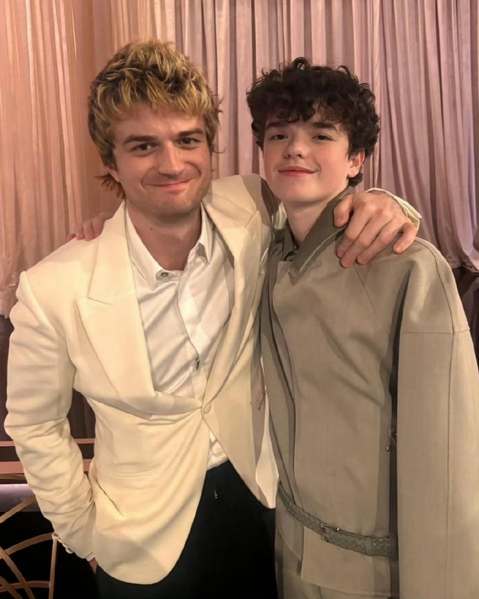 kaiyun官网-欧文·库珀金球奖追星合影|金球奖颁奖典礼|颁奖典礼_新浪体育_新浪新闻